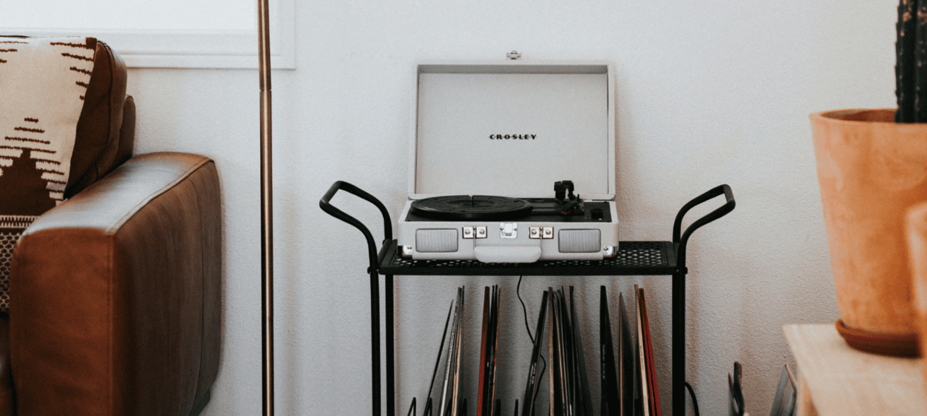 White vinyl plater in a living room