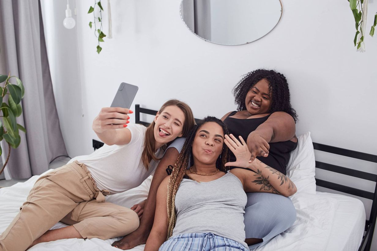 friends-phone-selfie-girls